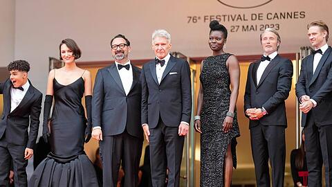 Ein Star im Mittelpunkt: Harrison Ford umringt von seinen "Indiana Jones 5"-Kollegen.