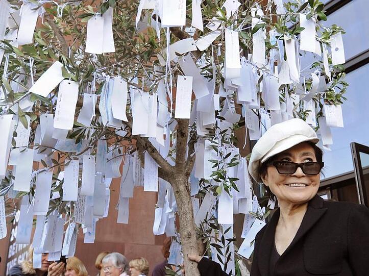 Yoko Ono vor ihrer Arbeit «Wish Tree» in Bielefeld.