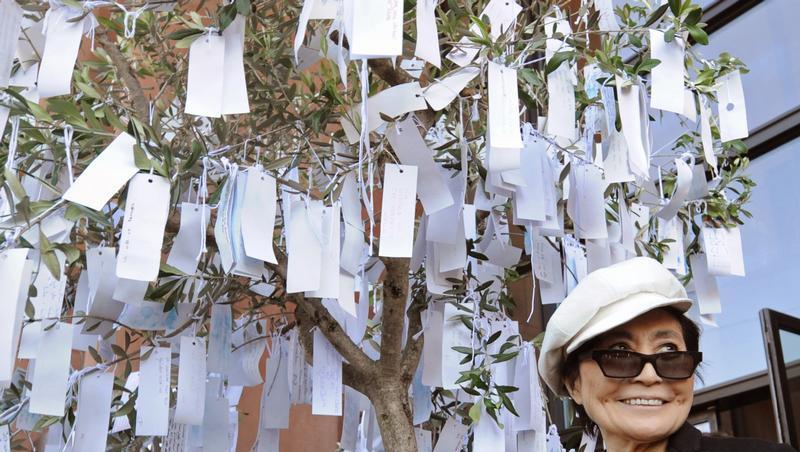 Yoko Ono vor ihrer Arbeit «Wish Tree» in Bielefeld. Yoko Ono vor ihrer Arbeit «Wish Tree» in Bielefeld.