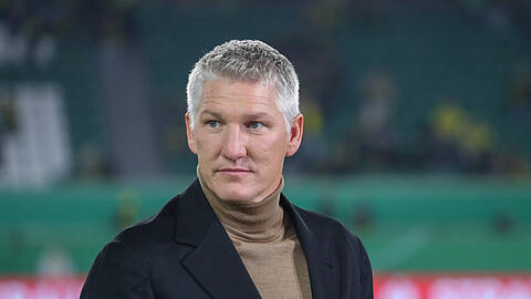 Bastian Schweinsteiger wird kurzzeitig zum Konditor. Eine bestimmte Sache macht seine Fans misstrauisch.