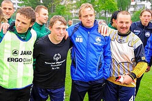 Arm in Arm: Die Fürther Profis wie Nico Müller (l.) und Trainer Mike Büskens (2. v.r.) hatten Sportler mit geistiger Behinderung aus der Region zu Gast und viel Spaß beim gemeinsamen Training.