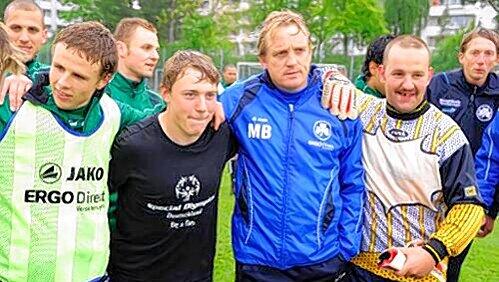 Arm in Arm: Die Fürther Profis wie Nico Müller (l.) und Trainer Mike Büskens (2. v.r.) hatten Sportler mit geistiger Behinderung aus der Region zu Gast und viel Spaß beim gemeinsamen Training. Arm in Arm: Die Fürther Profis wie Nico Müller (l.) und Trainer Mike Büskens (2. v.r.) hatten Sportler mit geistiger Behinderung aus der Region zu Gast und viel Spaß beim gemeinsamen Training.