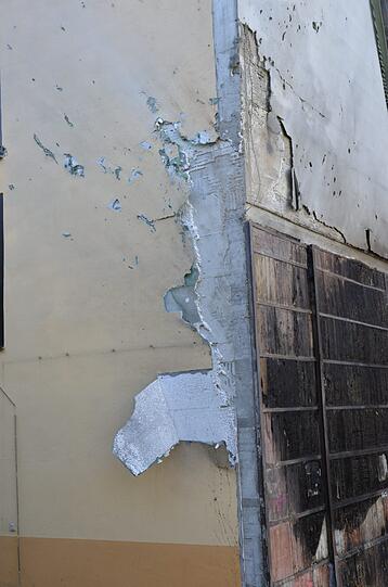 Schwabing am Tag nach der Bombensprengung: Die Spuren der Detonation sind deutlich zu erkennen, teilweise hat sie schwere Schäden verursacht. Derzeit werden die Schäden an den Gebäuden der Umgebung erfasst.