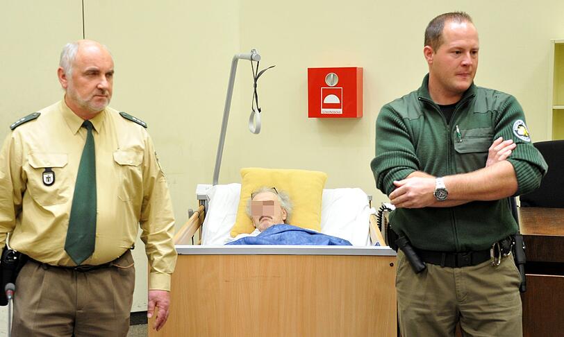 Der zuckerkranke Rudolf U. liegt in einem Krankenbett im Gerichtssaal.