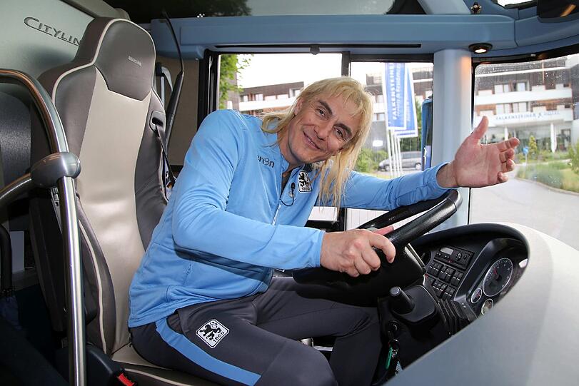 Matze Knop bringt die Löwen zum Brüllen: Der Comedian als Busfahrer "Manni" beim Dreh eines Werbespots mit den Spielern des TSV 1860.
