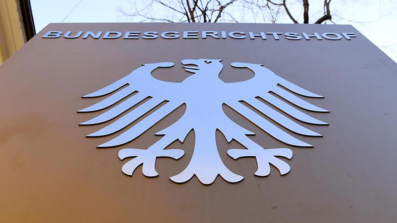 Ein Hinweisschild mit dem Bundesadler vor dem Bundesgerichtshof (BGH) in Karlsruhe.