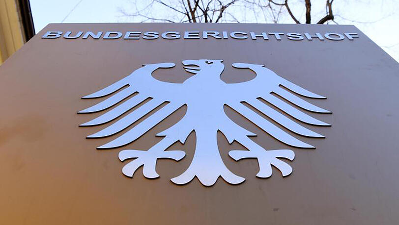 Ein Hinweisschild mit dem Bundesadler vor dem Bundesgerichtshof (BGH) in Karlsruhe. Ein Hinweisschild mit dem Bundesadler vor dem Bundesgerichtshof (BGH) in Karlsruhe.