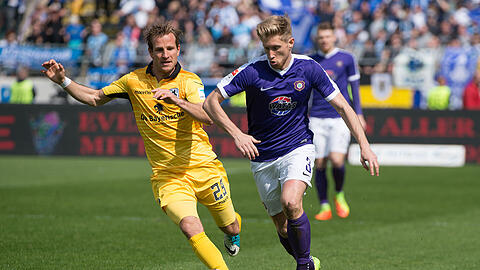 Urlöwe Stefan Aigner (l.) hier im Duell mit Aues Sebastian Hertner.
