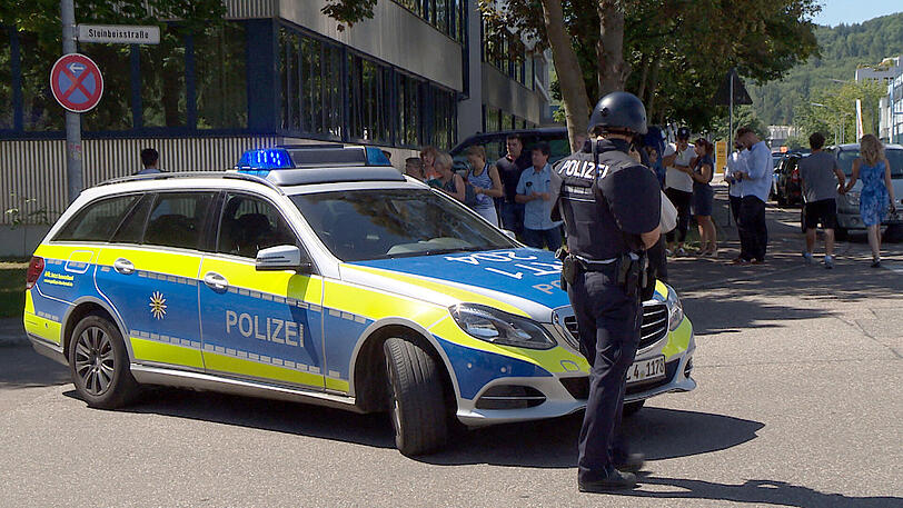 Die Polizei sperrt das Gebiet um die Schule weiträumig ab &ndash; der Verdächtige ist weiter flüchtig.