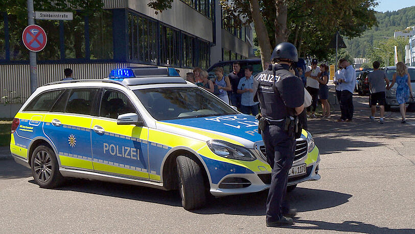 Die Polizei sperrt das Gebiet um die Schule weiträumig ab – der Verdächtige ist weiter flüchtig. Die Polizei sperrt das Gebiet um die Schule weiträumig ab – der Verdächtige ist weiter flüchtig.