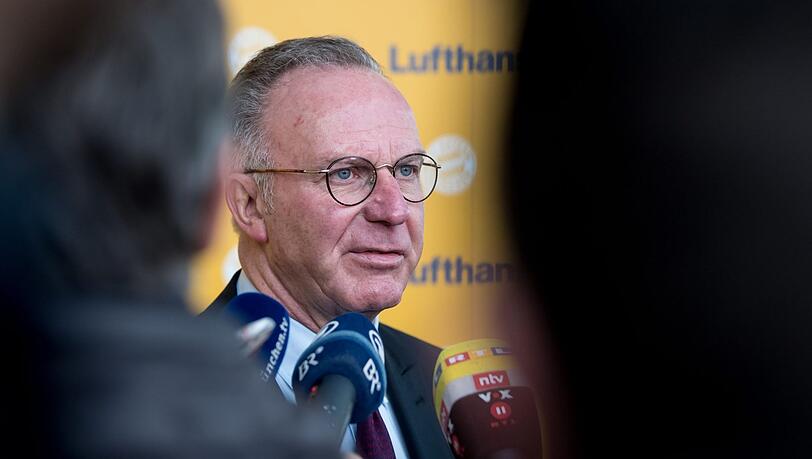 Karl-Heinz Rummenigge vor dem Abflug nach Istanbul am Münchner Flughafen. Karl-Heinz Rummenigge vor dem Abflug nach Istanbul am Münchner Flughafen.