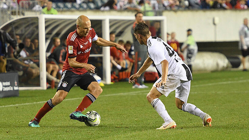 Bayern-Profi Arjen Robben im Duell mit Nicolo Fagioli (rechts). Gegen Juventus Turin unterlag der FC Bayern in Philadelphia mit 0:2.