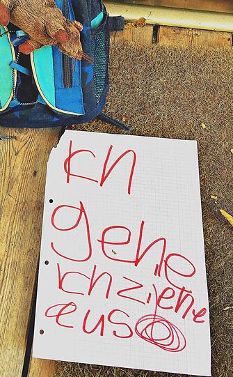 Jawoll, "ich ziehe aus!", schreibt Anna (6) in Signalrot ihrer Mama nach einem Streit. Sie ist aber schnell wieder heimgekommen.