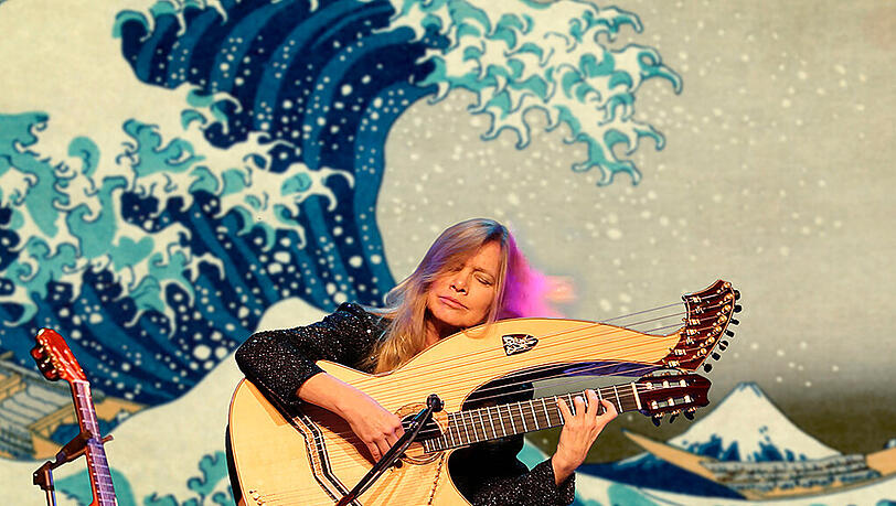 Diese Instrument heißt Harfengitarre. Die Dame, die es spielt, beherrscht sie virtuos: Muriel Anderson. Diese Instrument heißt Harfengitarre. Die Dame, die es spielt, beherrscht sie virtuos: Muriel Anderson.