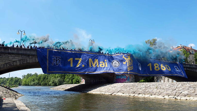 Die Löwen-Anhänger am Sonntagmittag an der Wittelsbacherbrücke.