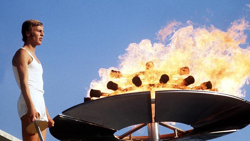 Ein Moment für die Ewigkeit: Günter Zahn (damals gerade 18 Jahre jung) entzündet die olympische Flamme - am meisten Sorge hatte er, dass er sich dabei verbrennt. Ein Moment für die Ewigkeit: Günter Zahn (damals gerade 18 Jahre jung) entzündet die olympische Flamme - am meisten Sorge hatte er, dass er sich dabei verbrennt.