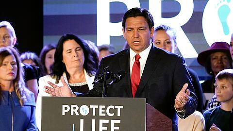 Floridas Gouverneur Ron DeSantis spricht zu Unterstützern in Kissimmee.