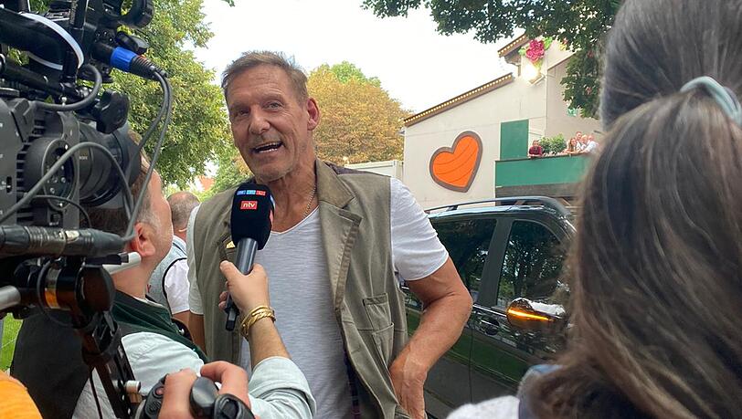 Ralf Moeller gibt Interviews, während Arnie mit Freundin Heather im Zelt verschwindet Ralf Moeller gibt Interviews, während Arnie mit Freundin Heather im Zelt verschwindet