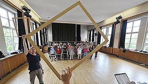 Alles im Rahmen der Kunst: Kinderchor bei den Proben zu "Das Babylonexperiment". Alles im Rahmen der Kunst: Kinderchor bei den Proben zu "Das Babylonexperiment".