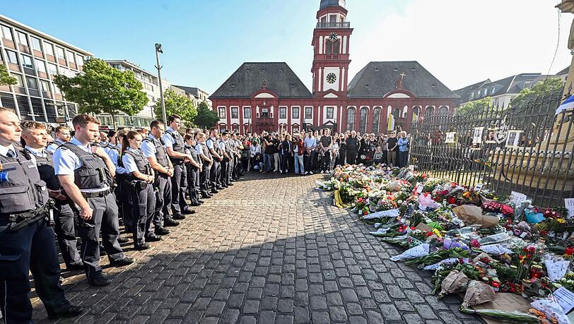 Polizistinnen und Polizisten gedenken bei der Kundgebung "Mannheim hält zusammen" ihres getöteten Kollegen.