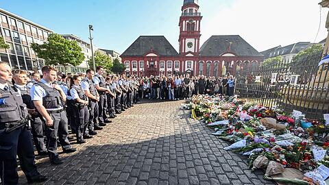 Polizistinnen und Polizisten gedenken bei der Kundgebung "Mannheim hält zusammen" ihres getöteten Kollegen.