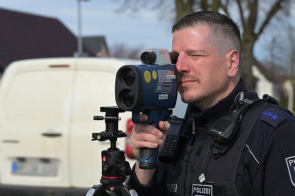 Mit verstärkten Geschwindigkeitskontrollen plant die Polizei in mehreren Bundesländern gegen Raser vorzugehen. Mit verstärkten Geschwindigkeitskontrollen plant die Polizei in mehreren Bundesländern gegen Raser vorzugehen.