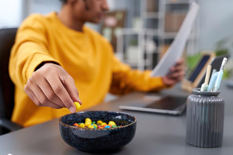 Greifen Sie im Büro bei Stress automatisch zur Schokolade? Essen Sie unbemerkt eine ganze Tüte Bonbons, wenn Sie sich konzentrieren? Oder lindert Vanilleeis den Frust nach einem Streit mit dem Partner? Solche Situationen sind klassische Zuckerfallen - und ehe man sich versieht, gerät das Naschen aus dem Ruder. Greifen Sie im Büro bei Stress automatisch zur Schokolade? Essen Sie unbemerkt eine ganze Tüte Bonbons, wenn Sie sich konzentrieren? Oder lindert Vanilleeis den Frust nach einem Streit mit dem Partner? Solche Situationen sind klassische Zuckerfallen - und ehe man sich versieht, gerät das Naschen aus dem Ruder.