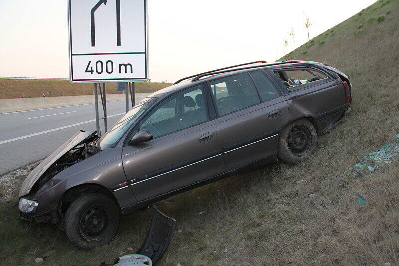 Der Opelfahrer setzte seinen Wagen frontal gegen ein Verkehrsschild.