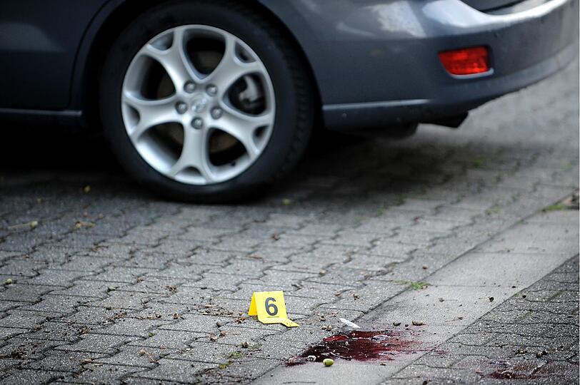 Angeblich ein Verkehrsunfall. Ein Mann, der aus dem Nichts mit Messern auf Polizisten einsticht. Nachbarn, die in der Stille der Nacht Schüsse hören. Was wie eine Szene aus einem Krimi klingt, wird für zwei Beamte in Gelsenkirchen Realität. Die Bilder von der Spurensicherung am Tatort in Gelsenkirchen.