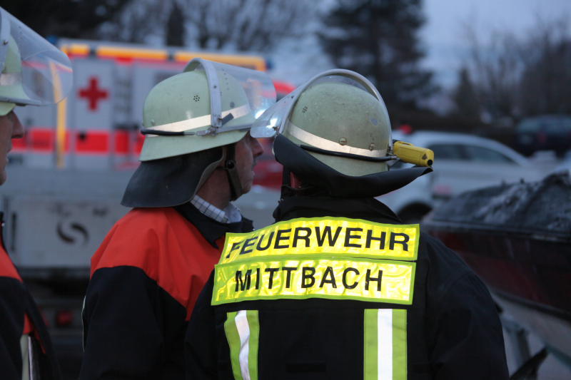 Rauch-Alarm am Rosenmontag in Mittbach: Unter einem Vordach ist ein Motorboot in Brand geraten. Zwei Personen wurden dabei leicht verletzt. Die Bilder vom Feuerwehreinsatz