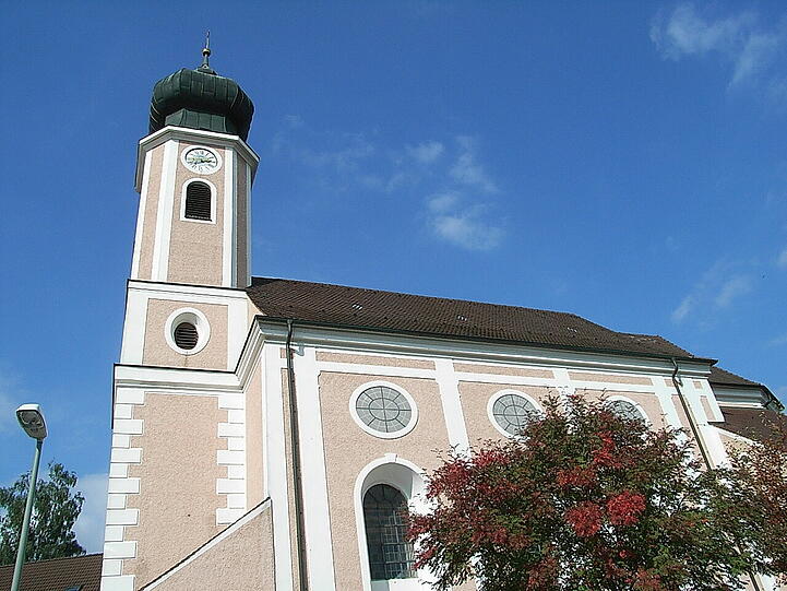 Die Marienkirche von Ruhstorf an der Rott in Niederbayern &ndash; auch der Pfarrer gerät jetzt ins Visier der Ermittler.