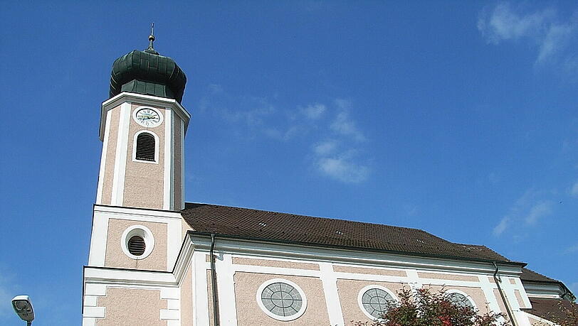 Die Marienkirche von Ruhstorf an der Rott in Niederbayern – auch der Pfarrer gerät jetzt ins Visier der Ermittler. Die Marienkirche von Ruhstorf an der Rott in Niederbayern – auch der Pfarrer gerät jetzt ins Visier der Ermittler.