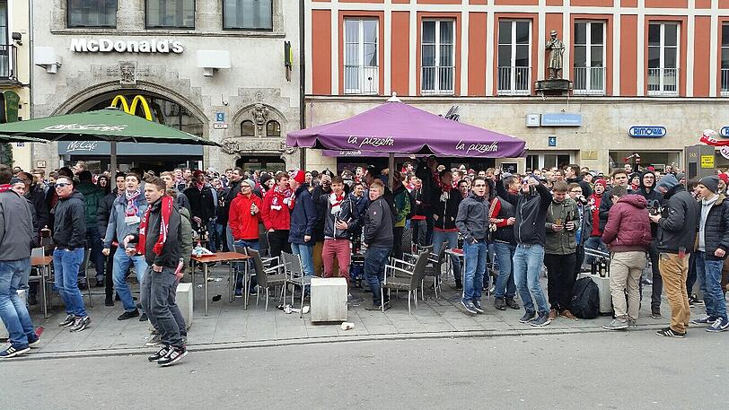 Amateur-Derby: FC Bayern II gegen den TSV 1860 II - Fans treffen sich in den Innenstadt. Die Bilder...