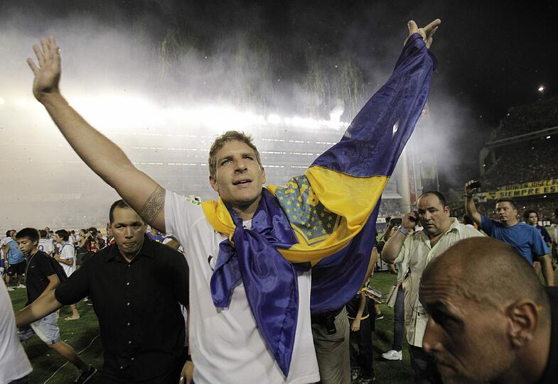 Martin Palermo (FC Villarreal) jubelt auf der Mauer über ein Tor. Die Mauer bricht ein und dem Argentinier Schien- und Wadenbein.