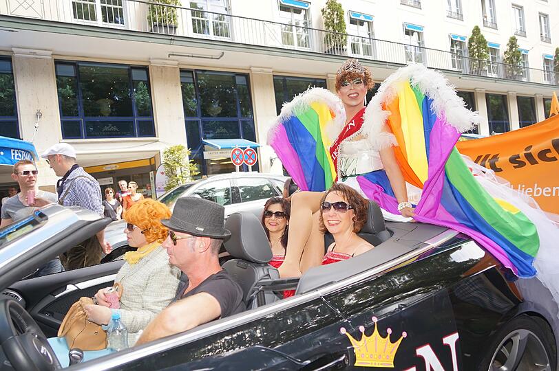 Die große CSD-Politparade erlebte in diesem Jahr einen neuen Teilnehmerrekord: 87 Fußgruppen und Paradewagen hatten sich angemeldet.