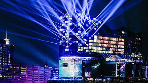 Spektakuläre Bilder: Mit einem großen Festakt wurde das "Jahrhundertbauwerk" Elbphilharmonie eröffnet.