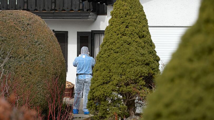 In dem Haus sind zwei Rentner getötet und eine Frau schwerst verletzt worden.