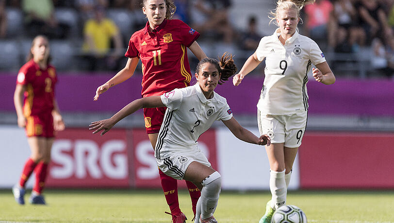 Fatma Sakar (Mitte) und Anna-Lena Stolze (rechts) werden von der Spanierin Olga Carmona verfolgt. Fatma Sakar (Mitte) und Anna-Lena Stolze (rechts) werden von der Spanierin Olga Carmona verfolgt.