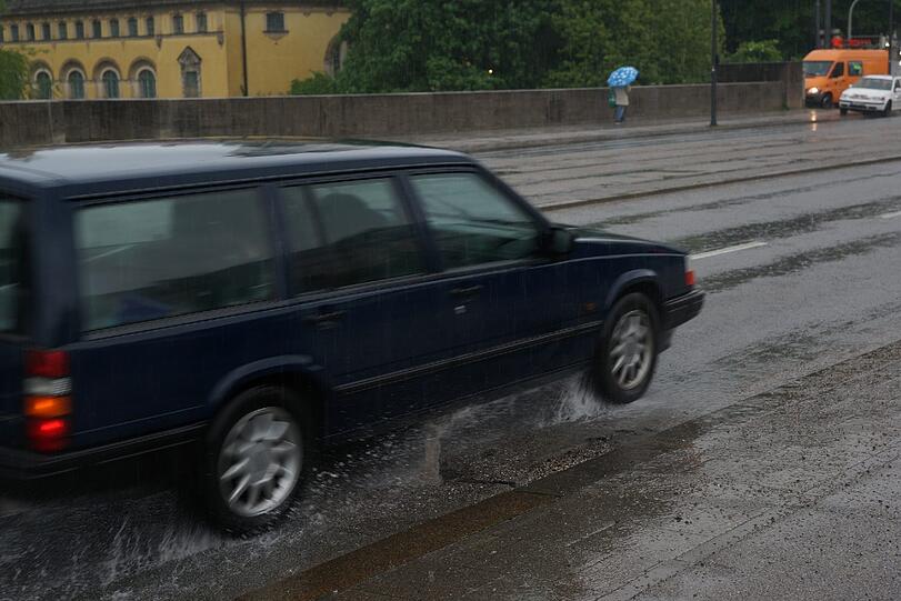 Auf den Straßen war es nass und rutschig.