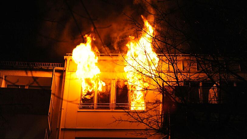 Die Flammen waren schon von weitem zu sehen. Die Flammen waren schon von weitem zu sehen.
