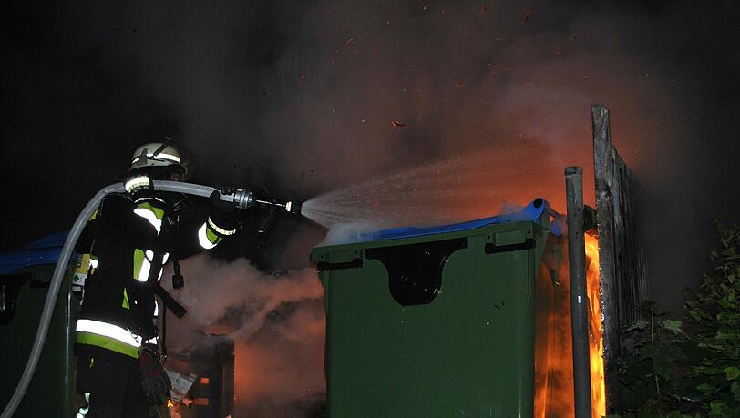 Am Samstag stand ein Papiercontainer in Germering in Flammen. In der Nacht zum Samstag wurden im Münchner Westen wieder Recycling-Container in Brand gesetzt. (Bilder aus Germering) Am Samstag stand ein Papiercontainer in Germering in Flammen. In der Nacht zum Samstag wurden im Münchner Westen wieder Recycling-Container in Brand gesetzt. (Bilder aus Germering)