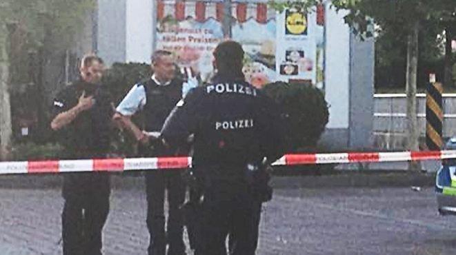 Polizisten vor dem Lidl. Polizisten vor dem Lidl.