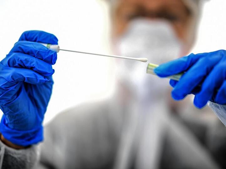 Ein Abstrichstäbchen wird in einer ambulanten Corona-Test-Einrichtung gehalten. Foto: Britta Pedersen/dpa-Zentralbild/dpa/Symbolbild