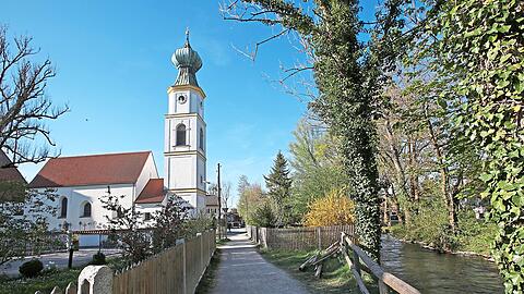 Die Keimzelle von Menzing: St.-Georgs-Kircherl, Feldweg, Würm &ndash; das Bild ist stimmig.