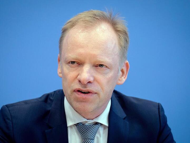 Die Coronakrise trifft die deutshe Wirtschaft "mit voller Wucht", sagt Clemens Fuest, Präsident des ifo Instituts.