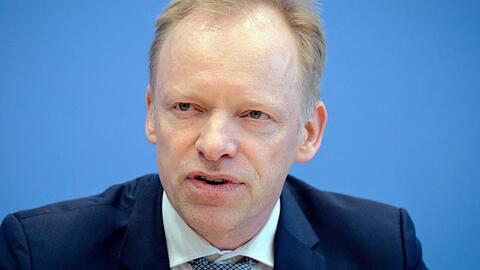 Die Coronakrise trifft die deutshe Wirtschaft "mit voller Wucht", sagt Clemens Fuest, Präsident des ifo Instituts.