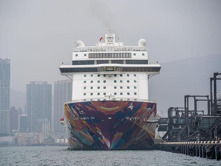 Das Kreuzfahrtschiff "World Dream" steht im Hafen von Hongkong unter Quarantäne.
