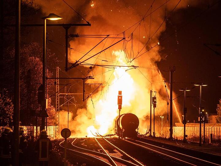 Die mit Haarspraydosen und Hygieneartikeln beladenen Güterwaggons waren in Flammen aufgegangen.