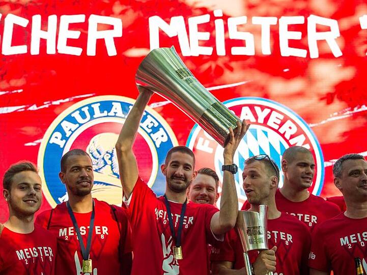Die Bayern wollen den Titel erneut nach München holen.