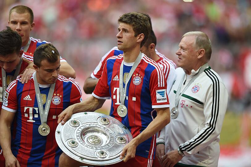 Thomas Müller mit der Meisterschale im Jahr 2014.